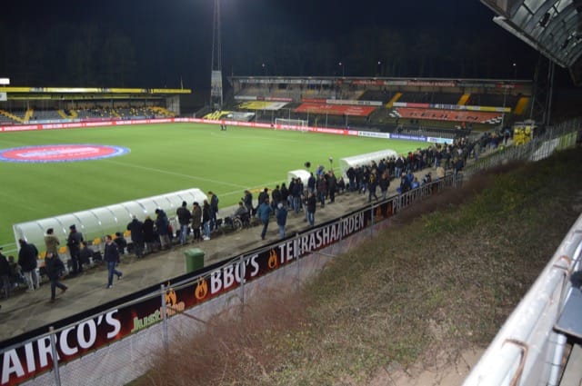 VVV boekt eenvoudige zege op Helmond Sport na merkwaardige rode kaart