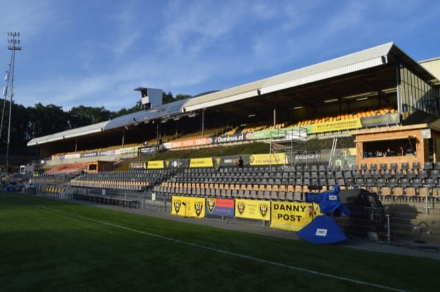 Bizar: VVV-fan gaat in Eindhoven-goal staan en krijgt vervolgens keiharde klap