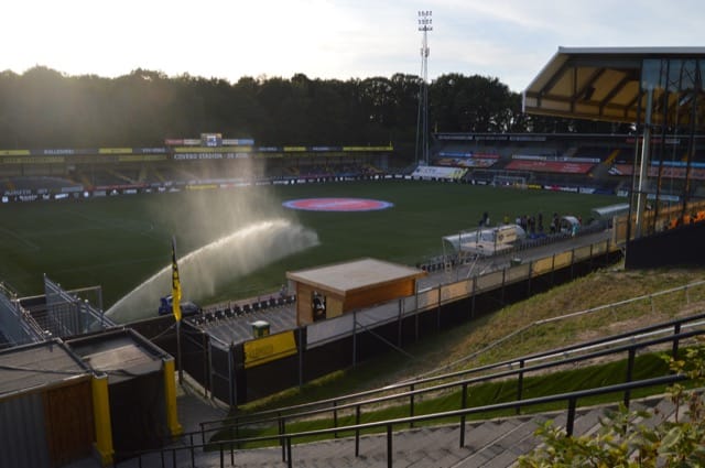 VVV boekt eenvoudige zege op Helmond Sport na merkwaardige rode kaart