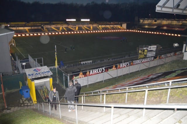 Bizar: VVV-fan gaat in Eindhoven-goal staan en krijgt vervolgens keiharde klap